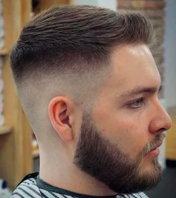 Aplicação de Visagismo Masculino em corte moderno adaptado ao formato do rosto - Técnica de elite da Fábrica de Barbeiros